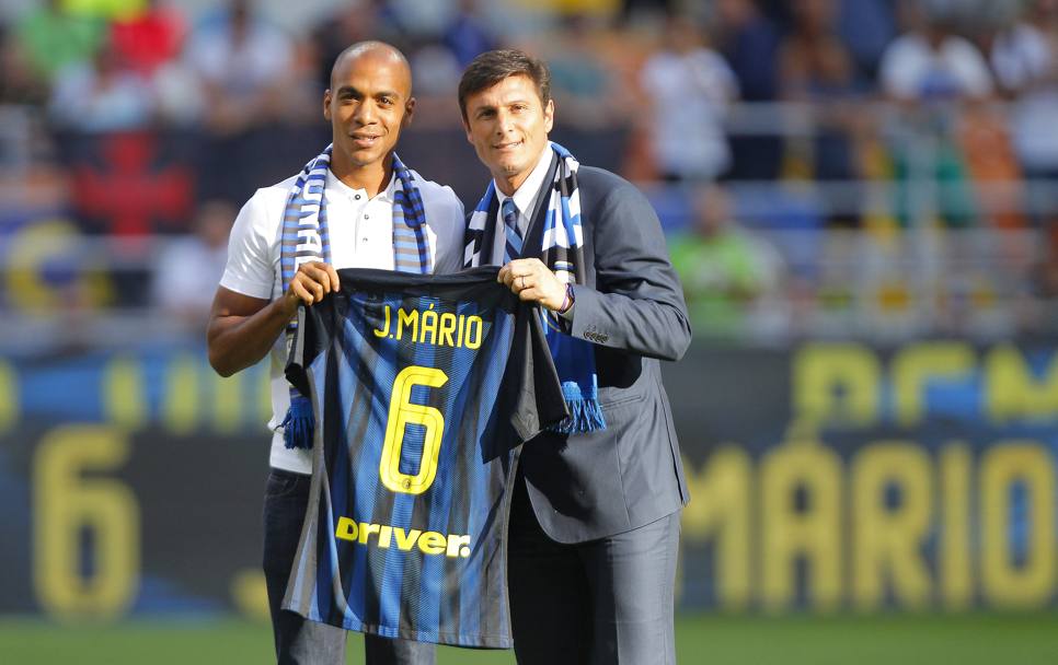 Joao Mario, 23 anni, con Javier Zanetti, vicepresidente dell&#39;Inter, a San Siro prima del match tra i nerazzurri e il Palermo. LaPresse